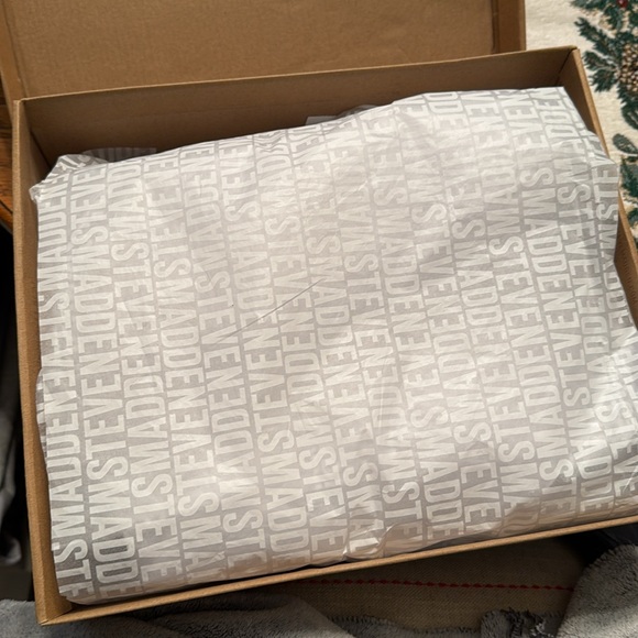 NWT Brand New in Box STEVE MADDEN
MAXIMA WHITE RHINESTONES SNEAKERS Sz 8.5 - Picture 11 of 14